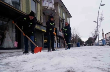 Erzurum’da soğuk hava ve kar etkili oluyor
