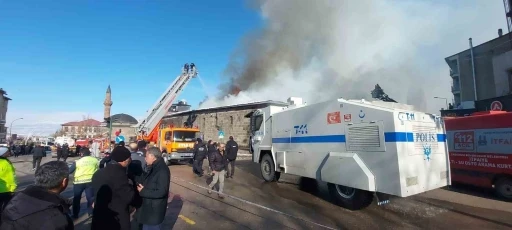 Erzurum’da tarihi binada çıkan yangın söndürüldü
