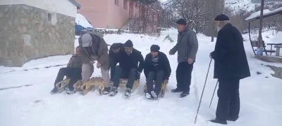 Erzurum’da yaşlıların kızak keyfi
