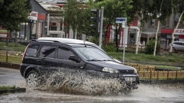 Erzurum'da sağanak ve dolu etkili oldu