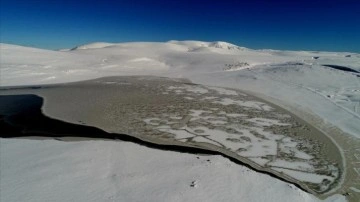 Erzurum'daki Kireçli Göleti'nin büyük bölümü buz tuttu