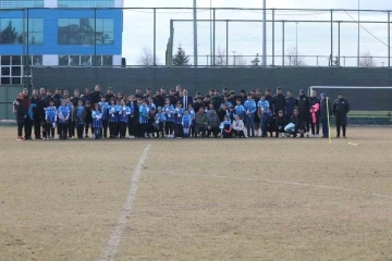 Erzurumspor depremzede öğrencileri ağırladı.
