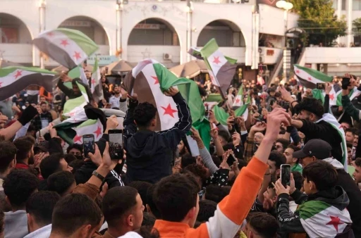 Esed ülkeyi terk etti, Mersin’deki Suriyeliler kutlama yaptı
