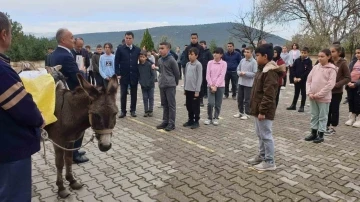 ’Eşekli Dostoyevski’ Bursa Orhaneli’de çocuklarla buluştu