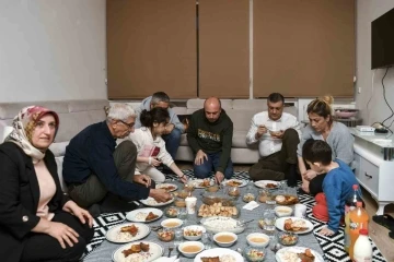 Esenyurt Belediye Başkanı Bozkurt ilk iftarını depremzede aile ile yaptı
