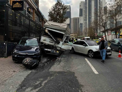 Esenyurt’ta freni boşalan kamyonet 5 araca çarparak durabildi: O anlar kamerada
