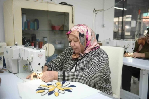 Esenyurt’ta kadınlar el sanatlarının inceliklerini öğreniyor
