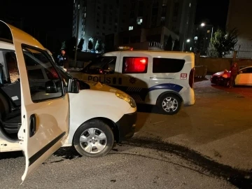 Esenyurt’ta lastik hırsızları polisten kaçarken kaza yaptı
