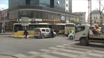 Esenyurt'ta İETT otobüsüne çarpan servis minibüsündeki 6 kişi yaralandı