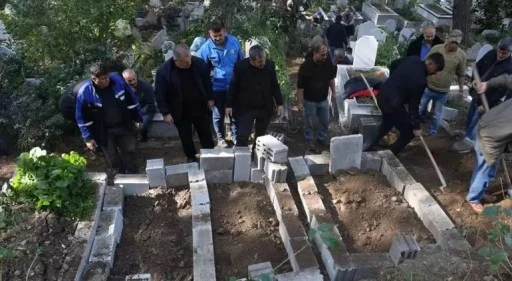 Eşi ve çocuklarını ağaca bağlayarak öldürdü