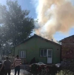 Eski kanepelerini yakmak isterken evi kül oldu