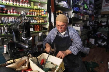 ’Eskici Dede’ 58 yıldır yaptığı ayakkabı tamirciliğini son nefesine kadar sürdürmek istiyor
