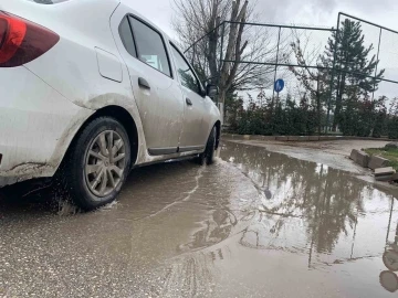 Eskişehir’de ara sokaklar göle döndü
