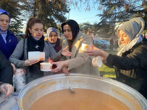 Eskişehir’de dağıtılan sıcak çorbalara yoğun ilgi
