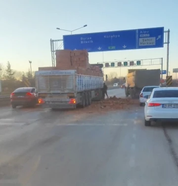 Eskişehir’de tır dorsesinden dökülen tuğlalar trafiği olumsuz etkiledi