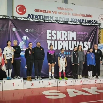 Eskişehir’i temsil eden flöre eskrim takımı Sakarya’dan madalyalarla döndü
