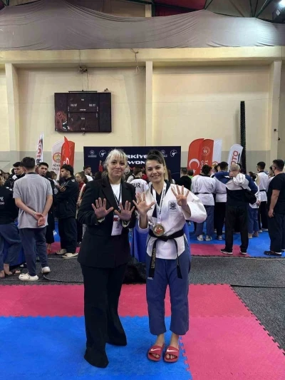 Eskişehirli taekwondo sporcusu 19’ncu Türkiye Şampiyonluğunu kazandı
