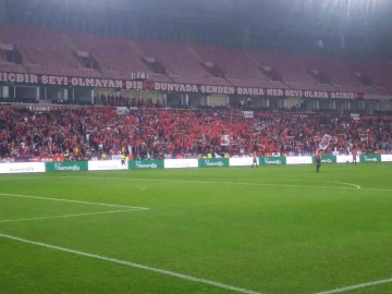 Eskişehirspor tribünlerinde Cumhuriyetin 100’üncü yıl coşkusu yaşandı
