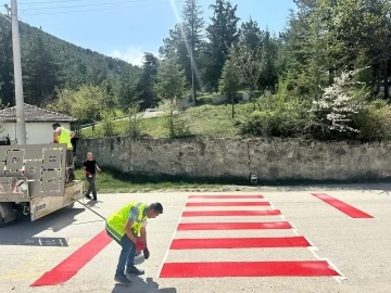 Eskiyen yaya geçitleri boyanarak dikkat çekici hale getirildi
