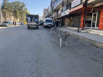 Esnafın duba ve sandalyeli yol kapatmasına tepki
