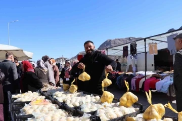 Esprileri hem güldürüyor hem limon satıyor
