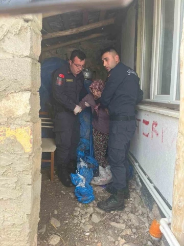 Esrar yetiştirmekten hapis cezasıyla aranan kadını jandarma brandanın altında yakaladı
