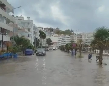 Etkili yağmur Mudanya Sahil Yolu'nu göle çevirdi