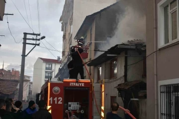 Evde çıkan yangında dumandan etkilenen anne ve kızı hastanelik oldu