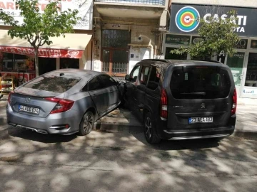 Evde kalp krizi geçiren ve hastaneye götürülürken kaza geçiren kadın kurtarılamadı
