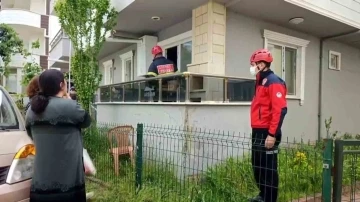 Evde kilitli kaldığı söylenen yaşlı kadın ekiplere zorluk çıkardı
