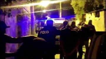 Eve gelen davetsiz misafirler polis çıkınca tüm planlar alt üst oldu
