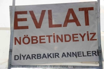 Evlat hasreti çeken aileler bayramı çadırda geçiriyor
