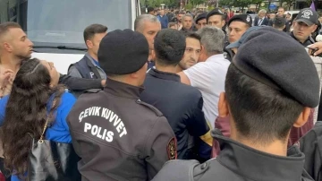 Eylemci zannedilerek gözaltına alınan vatandaş serbest bırakılınca polislere sarılarak olay yerinden ayrıldı