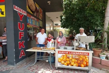 EYT’den emekli oldu, ilk maaşıyla lokma tatlısı dağıttı
