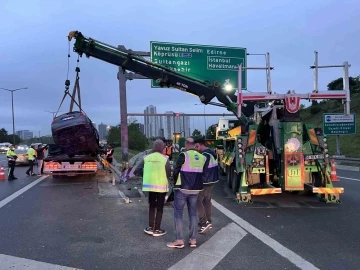 Eyüpsultan’da bariyere saplanan aracın sürücüsü hayatını kaybetti
