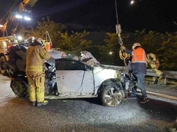 İstanbul'da bariyeri biçen Bursa plakalı otomobil hurda yığınına döndü: 1 ağır yaralı