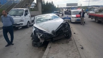 Faciadan dönüldü, otobüs durağına çarpmasına ramak kaldı: 3 yaralı
