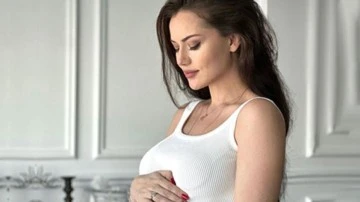 Fahriye Evcen, karnı burnunda pozlarını paylaştı