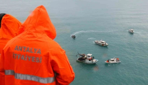 Falezden düşen otomobili bulmak için her yol deneniyor
