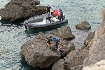 Falezlerde bulunan çocuk cesedini acılı anne elbiselerinden teşhis etti
