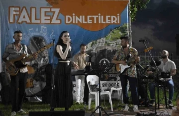 Falezlerde müzik ziyafeti devam ediyor
