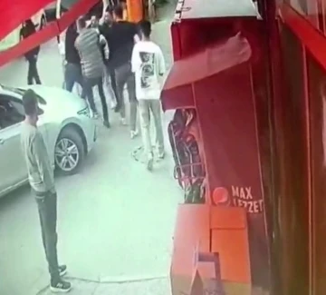 Fatih’te &quot;yol ortasına park&quot; tartışmasında arbede çıktı, 2 polis yaralandı, 3 şüpheli gözaltına alındı
