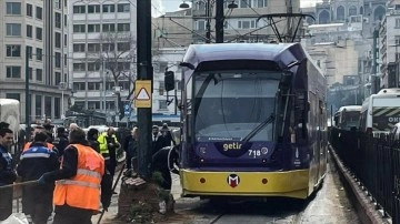 İstanbul Fatih'te tramvay raydan çıkıp elektrik direğine çarptı