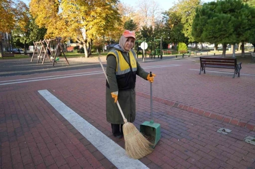 Fedakar anne: Her gün yolları süpürerek üniversitede çocuk okutuyor
