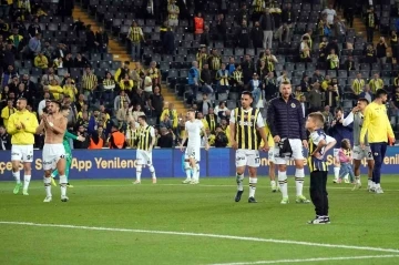 Fenerbahçe derbi galibiyetini taraftarıyla kutladı