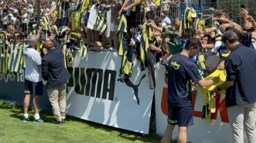 Fenerbahçe, hazırlıklarını taraftara açık yaptığı antrenmanla sürdürdü
