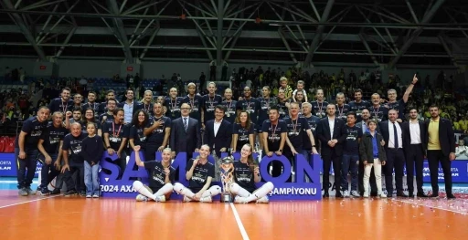 Fenerbahçe Kadın Voleybol Takımı, şampiyonluk kupasını kaldırdı
