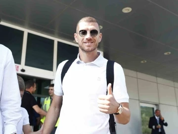 Fenerbahçe: &quot;Edin Dzeko, sağlık kontrollerinden geçmek ve transfer görüşmelerini tamamlamak üzere İstanbul’a geldi.&quot;
