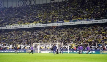 Fenerbahçe taraftarından Galatasaray derbisinde koreografi