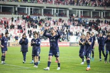 Fenerbahçeli futbolcular galibiyeti deplasman tribününde kutladı
